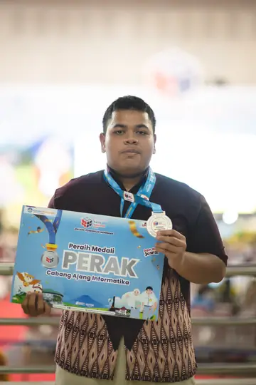 Afiq Khazindar Raiyan, peraih medali Perak OSN Informatika 2026, siswa les OSN Kokocoder