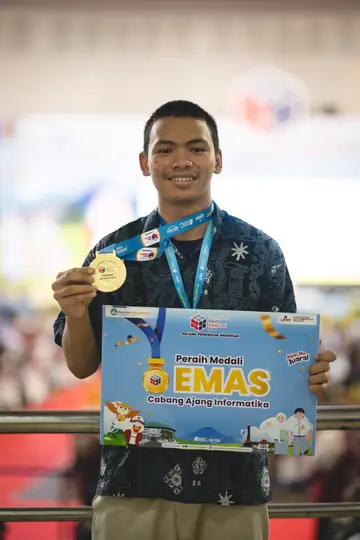Ahmad Yazid Muhandis, peraih medali Emas OSN Informatika 2026, siswa les OSN Kokocoder