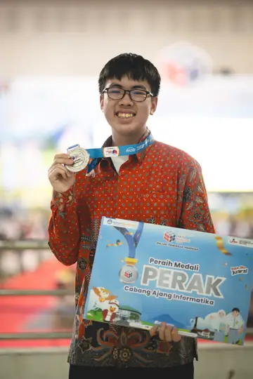Avner Maxwell Lim, peraih medali Perak OSN Informatika 2026, siswa les OSN Kokocoder