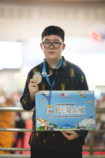 Ezra Pogijanto, peraih medali perak OSN Informatika 2026 dari SMA Ignatius Global School Palembang