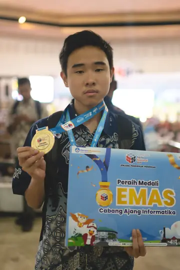 Lionel Christensen Wijaya, peraih medali Emas OSN Informatika 2026, siswa les OSN Kokocoder