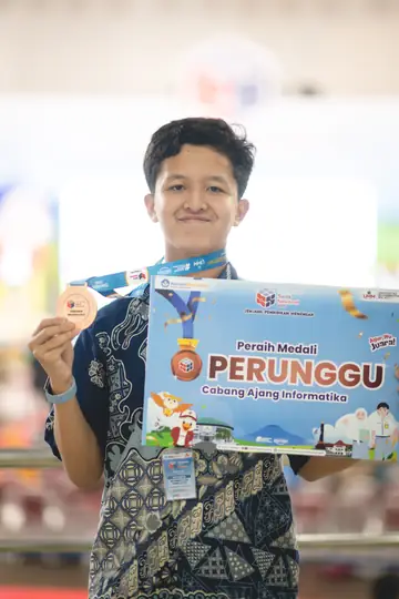 Muhammad Hanif Nazmi Oktana, peraih medali perunggu OSN Informatika 2026 dari SMA Al-Hikmah Surabaya