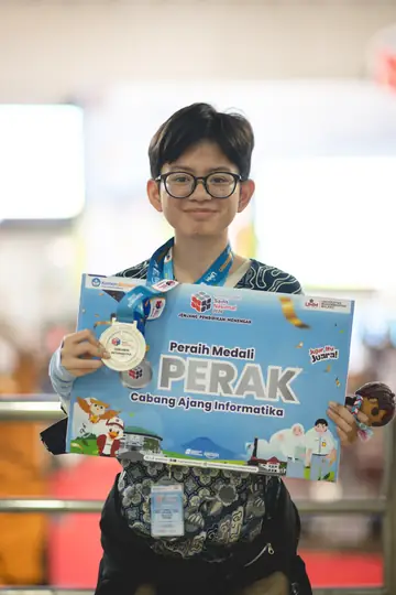 Naila Putri Adiyasa, peraih medali perak OSN Informatika 2026 dari SMAN 2 Surabaya