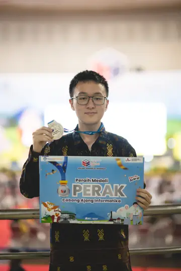 Nicholas Laurent, peraih medali Perak OSN Informatika 2026, siswa les OSN Kokocoder