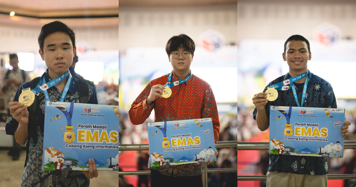 Tiga peraih medali emas OSN Informatika 2026 dari Kokocoder: Lionel Christensen Wijaya, Gerardus Paxton Mardhi, dan Ahmad Yazid Muhandis
